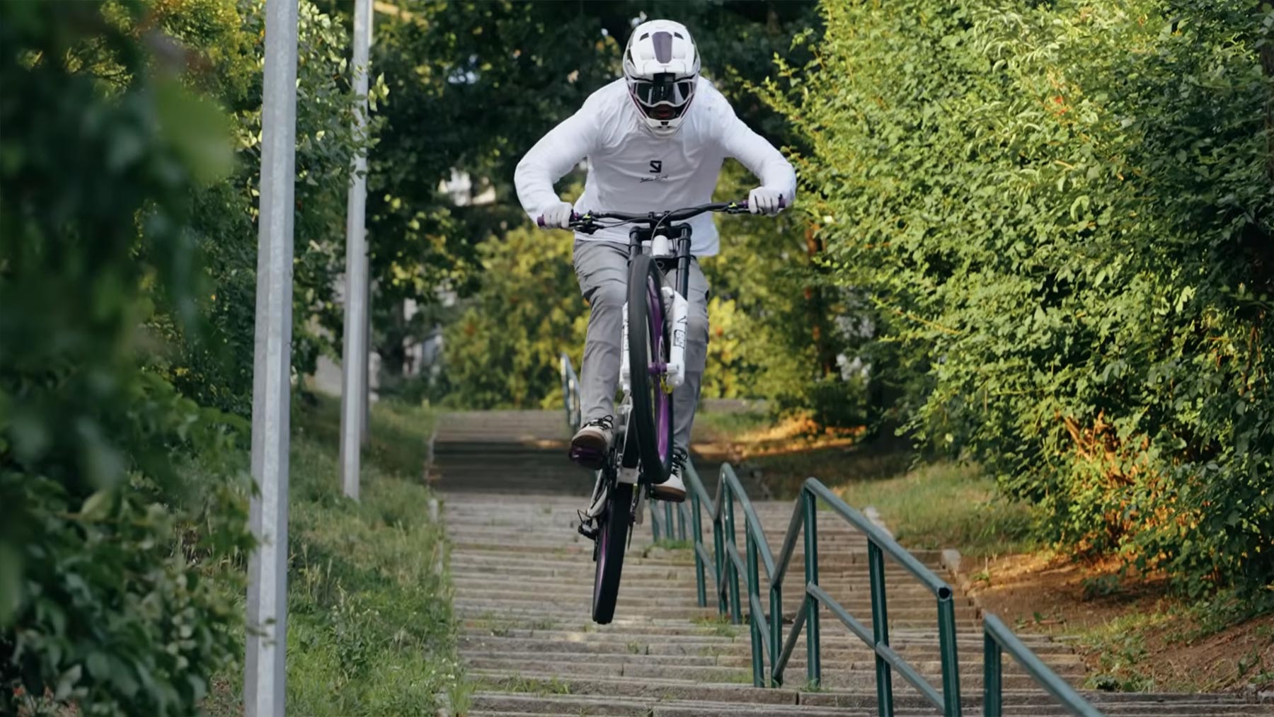 Gabriel Wibmer rast und springt durch Prag Fabio-Wibmer-Impossible-Prag