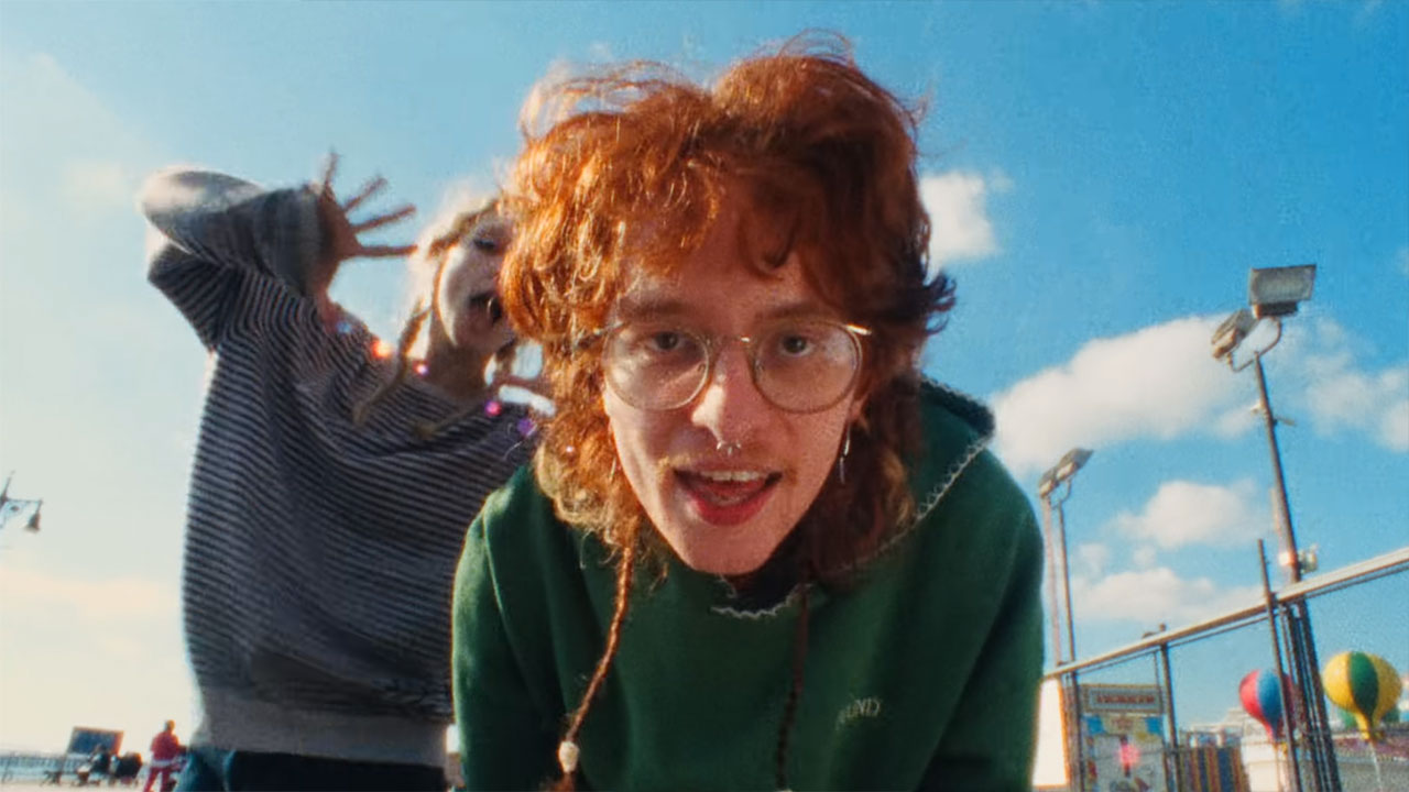 Cavetown feat. Chloe Moriondo - "Sailboat" Cavetown-sailboat-musikvideo