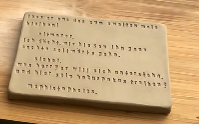 Faustplatz: Der Text von Goethes „Faust“ auf 600 Tonplatten gestempelt