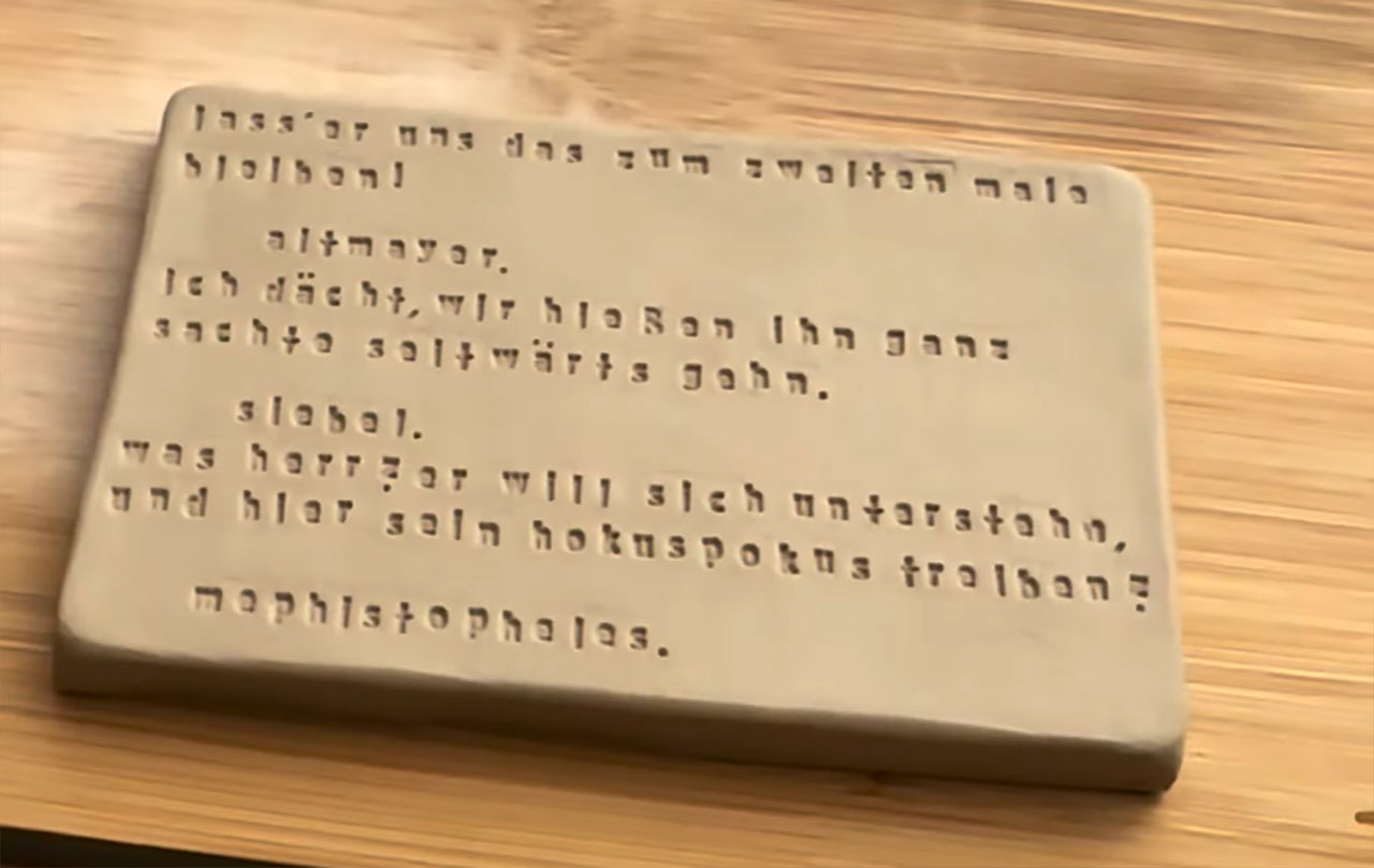 Faustplatz: Der Text von Goethes "Faust" auf 600 Tonplatten gestempelt Faustplatz-tonplatten 