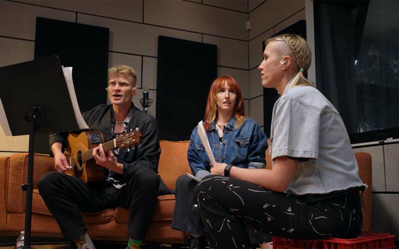 Mother Mother covern spontan Gracie Abrams