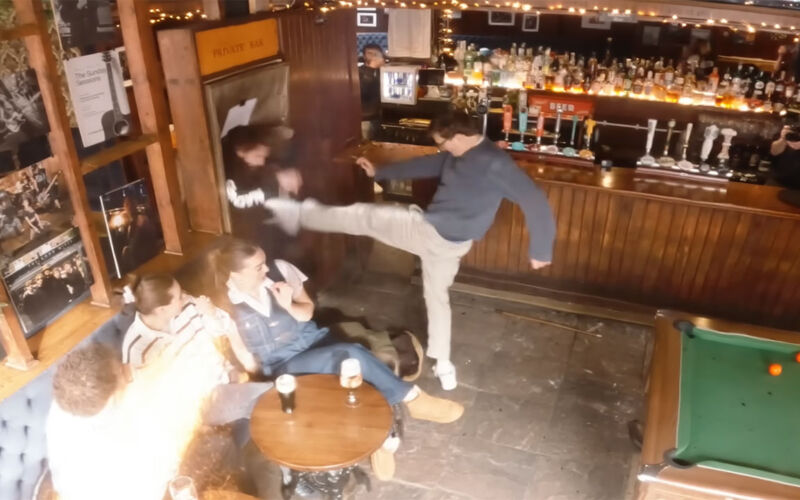 Abgesprochene Kneipenschlägerei gegen lauter Stuntmen