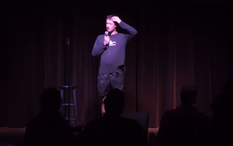 Stand-up-Comedian wiederholt 1 Witz das komplette Set über