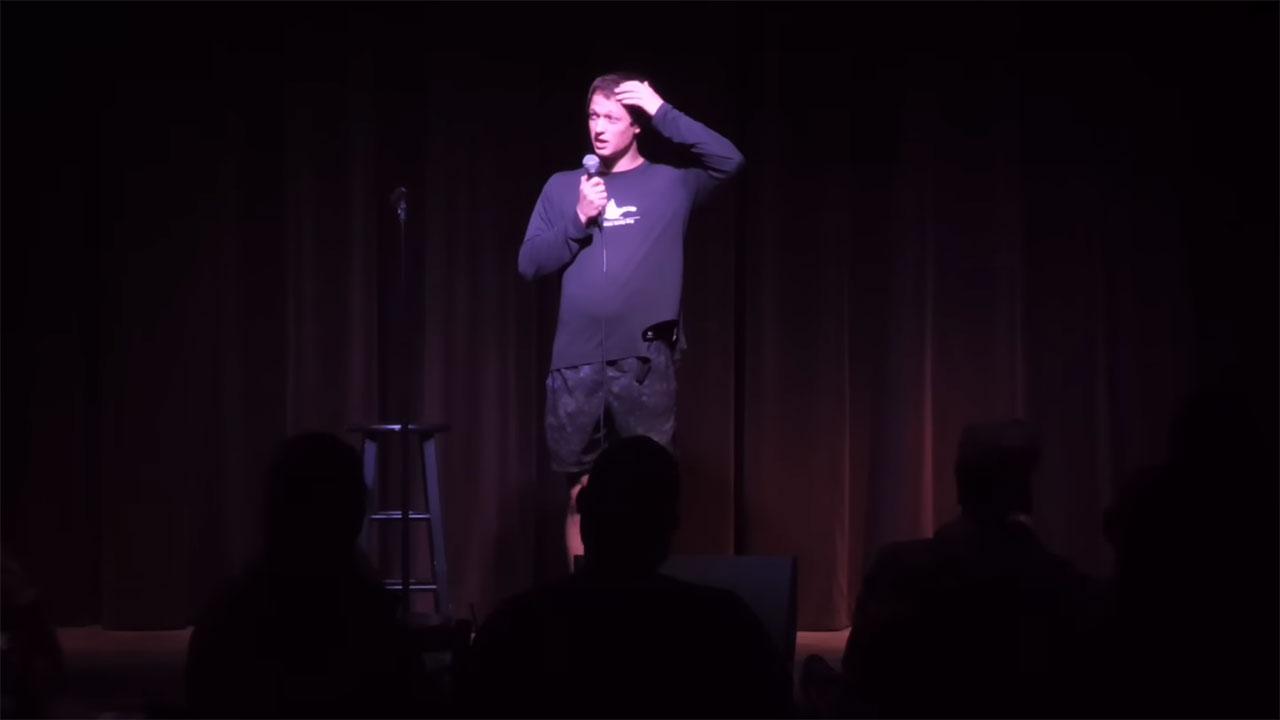 Stand-up-Comedian wiederholt 1 Witz das komplette Set über gleichen-witz-immer-und-immer-wieder