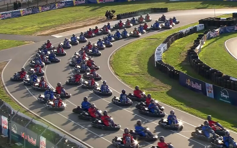 Max Verstappen vs. 100 Karts