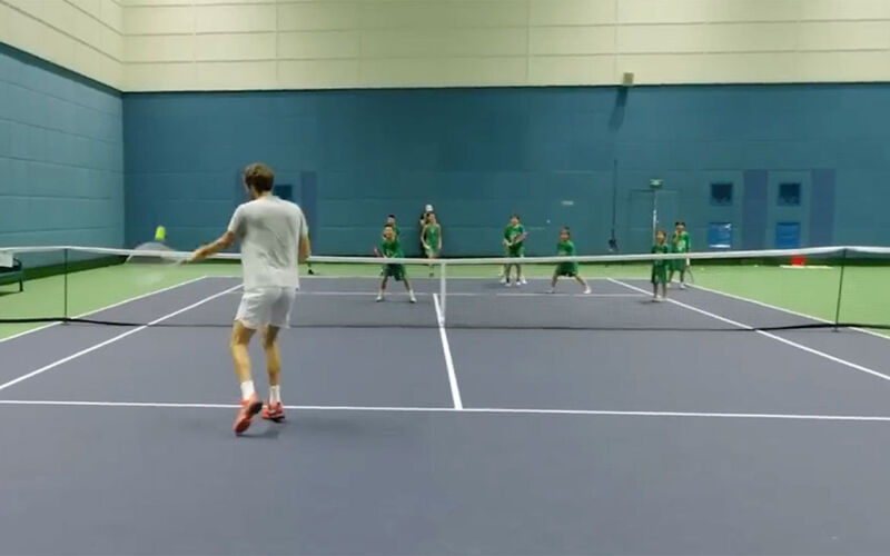 Daniil Medvedev (mit Links) vs 10 Ballkinder