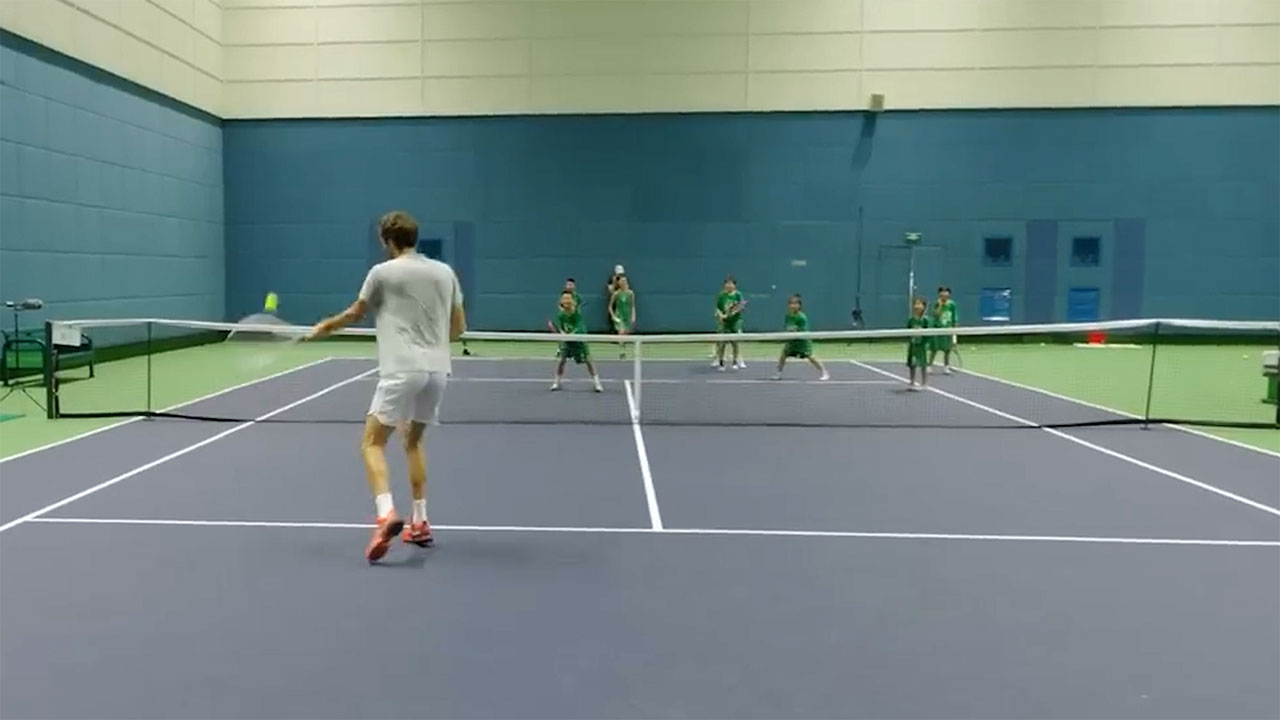 Daniil Medvedev (mit Links) vs 10 Ballkinder Medvedev-gegen-10-ballkinder 